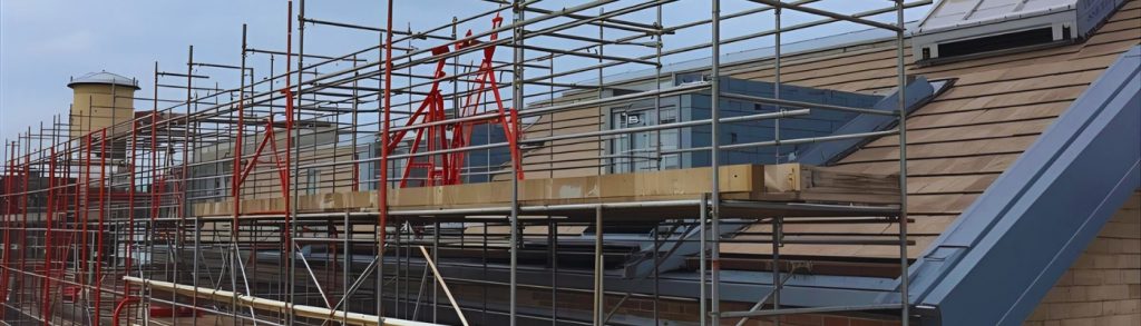 How Weather-Protected Scaffolding Prevents Delays During Renovations